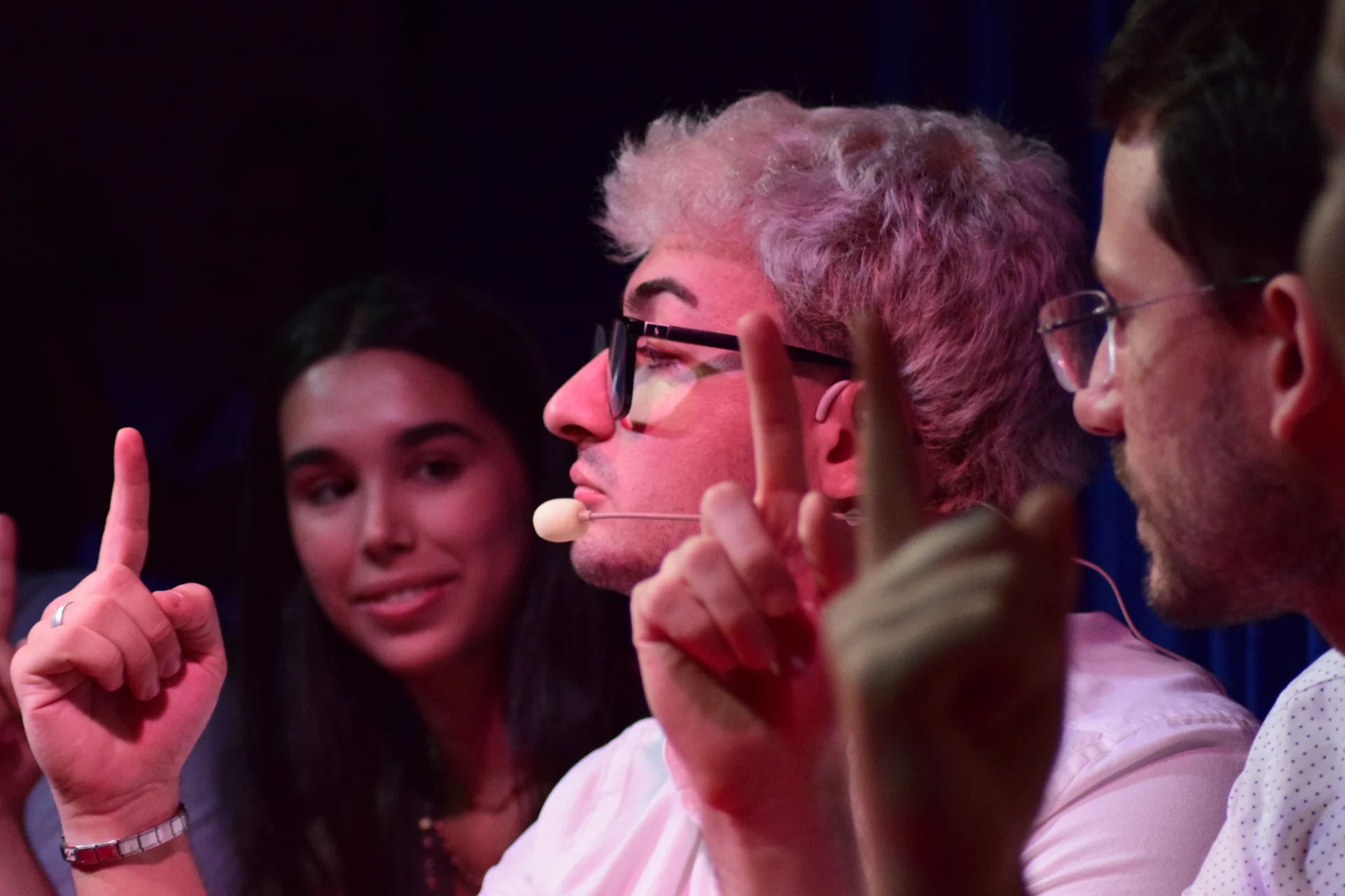 Participación activa del público en un experimento de ilusionismo y mentalismo en Madrid