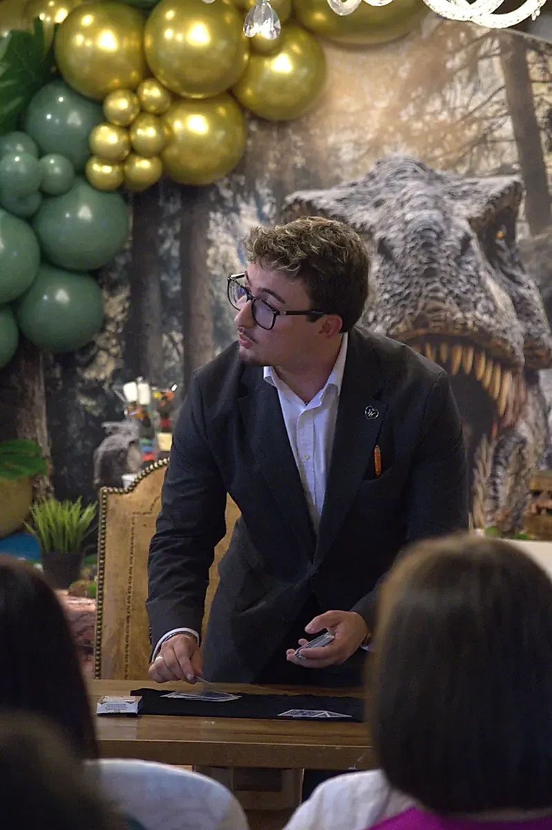 Actuación dinámica de magia de salón para una cena de empresa en Madrid