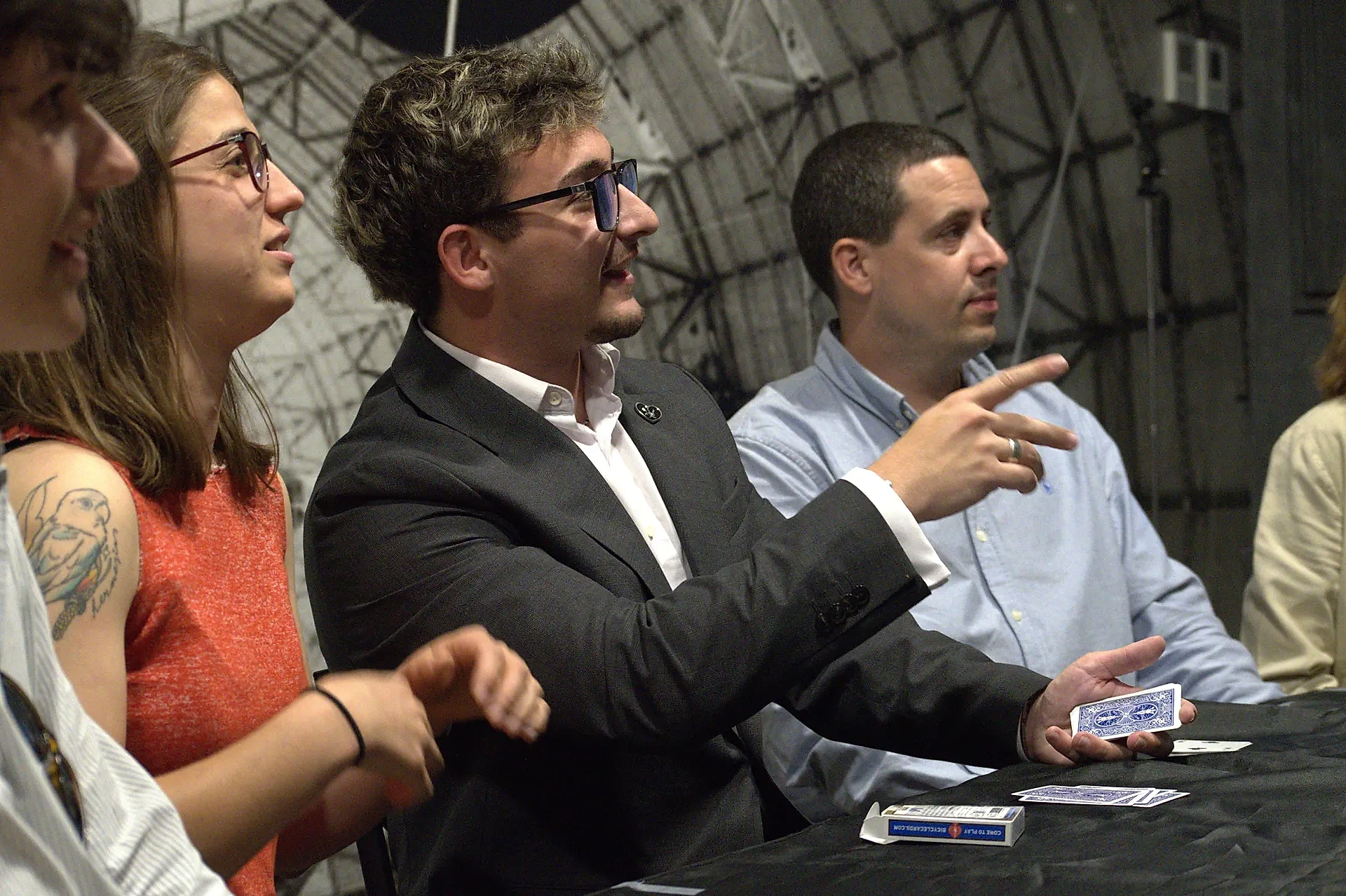 Ángel Ruiz sorprendiendo a un grupo reducido en un evento privado en Madrid