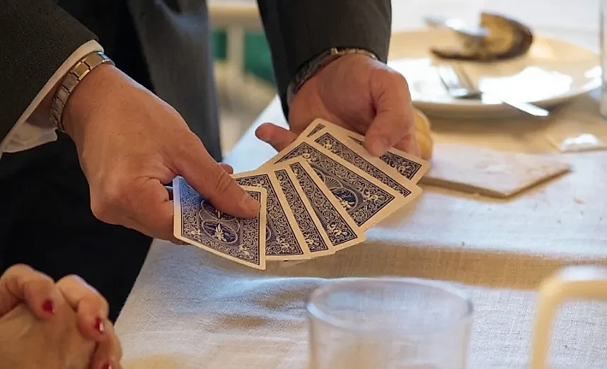 Detalle de un truco de magia especial para los novios durante una boda en Madrid