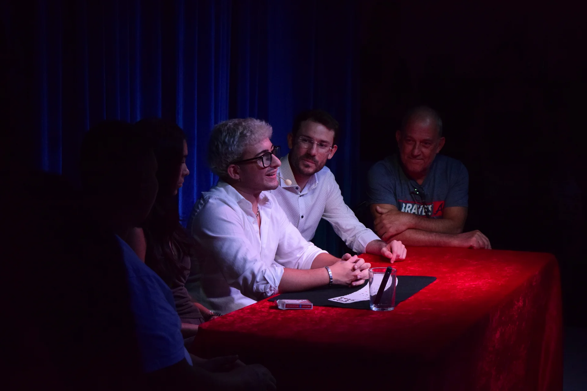 Ángel Ruiz en la mesa de magia de cerca teatral en directo con espectadores