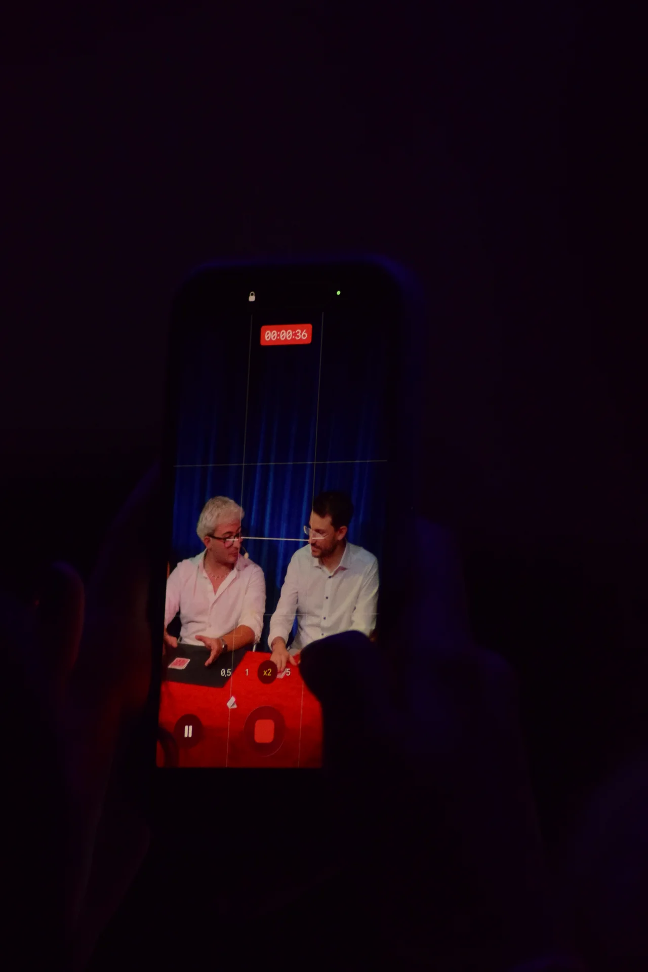 Grabación en directo de una sesión de magia e ilusionismo en el escenario